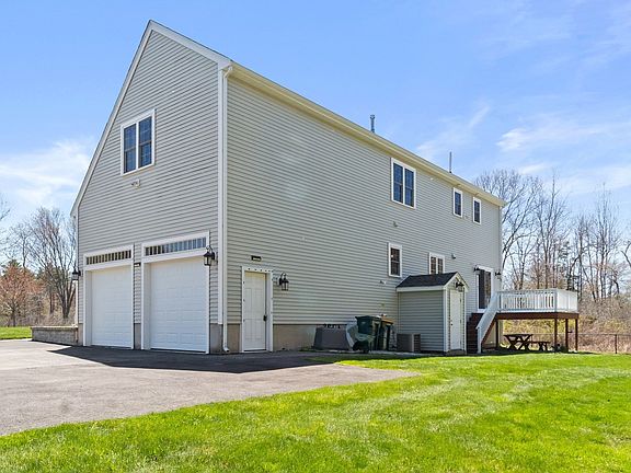 4th image of 221 Chestnut St