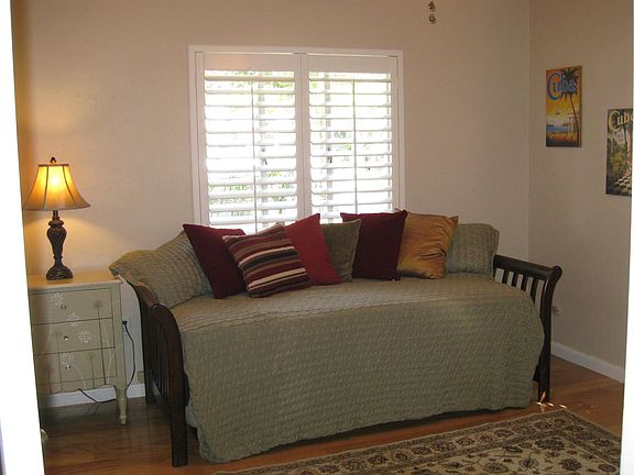 second bedroom  day bed - 2 twins