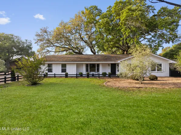 1560 E 2nd St, Pass Christian, MS 39571