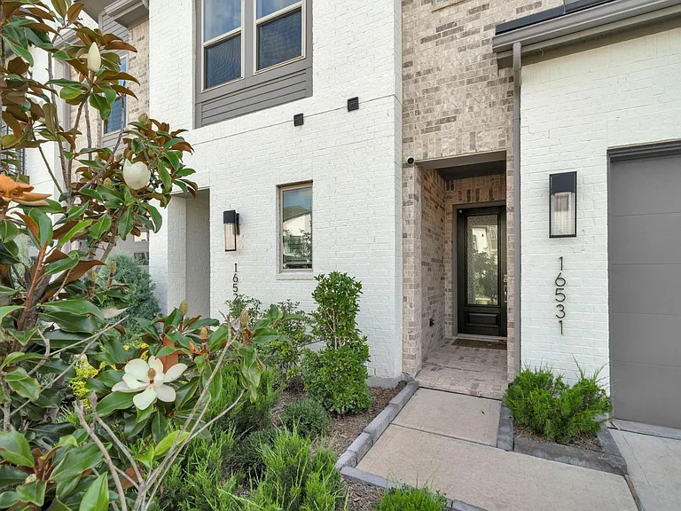 16531 Lake Austin St — Photo 2