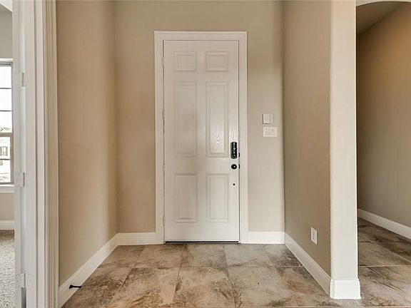 4th image of 861 Sabine Dr