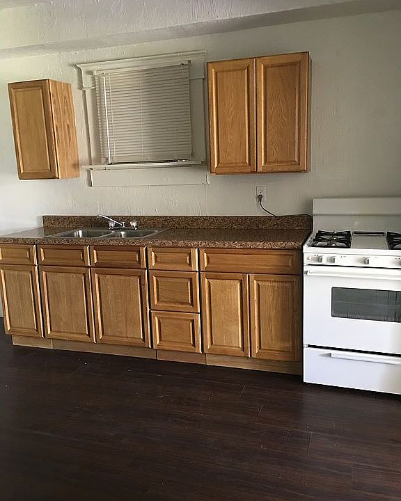 2nd image of 720 N Oak St