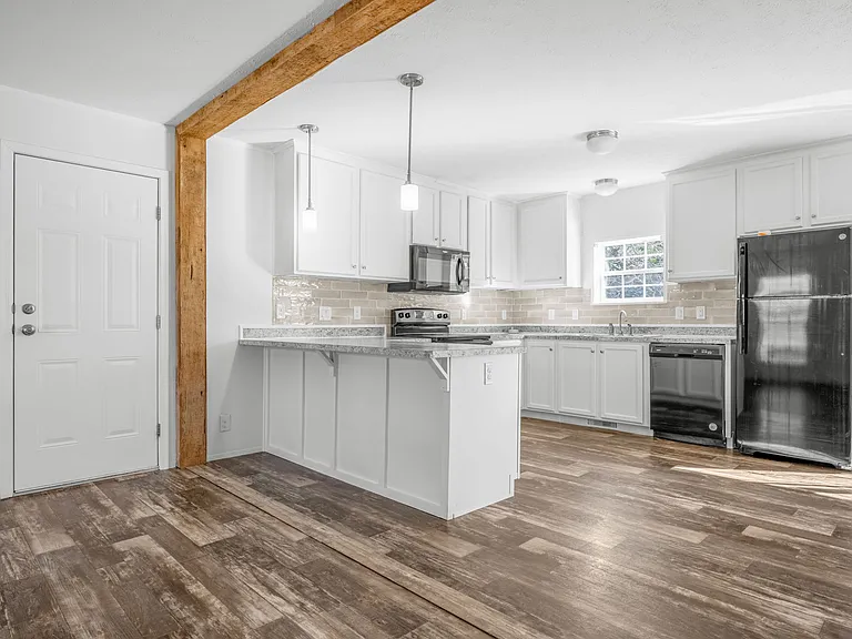204 E 11th St #1 — Photo 9