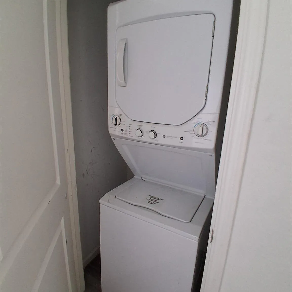 3 bed, 2.0 bath, 2424 sqft, $2,300 — Photo 3