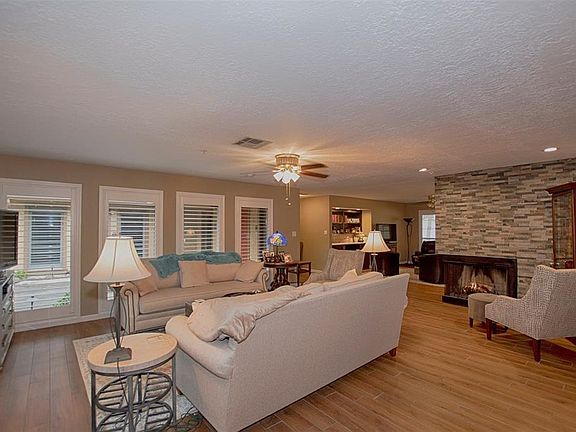 3rd image of 12425 Pine Oak Dr