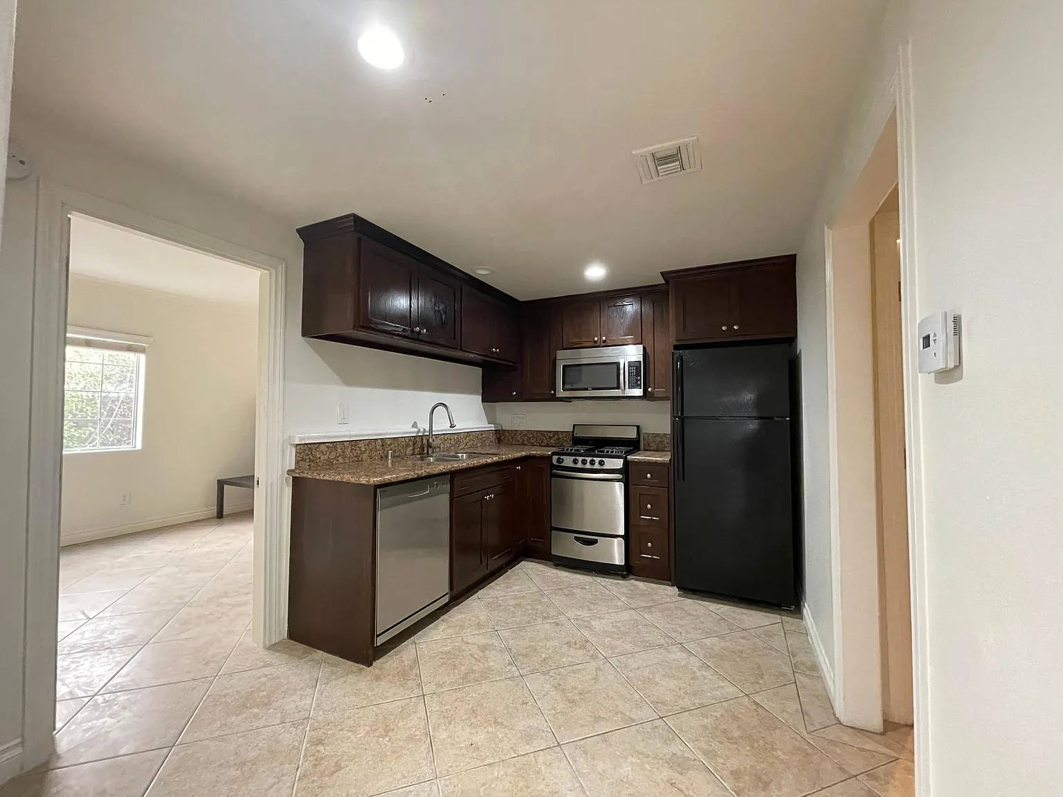 2 bed, 870 sqft, $3,100 — Photo 1