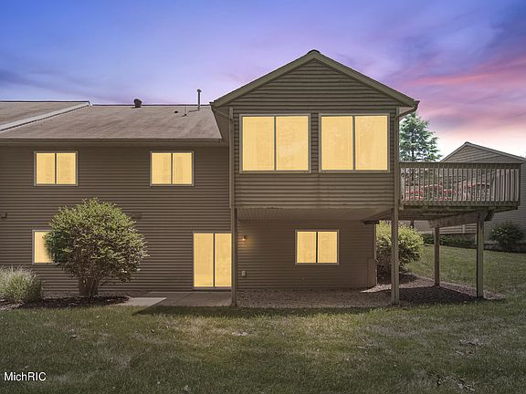 4th image of 3682 Creekside Dr