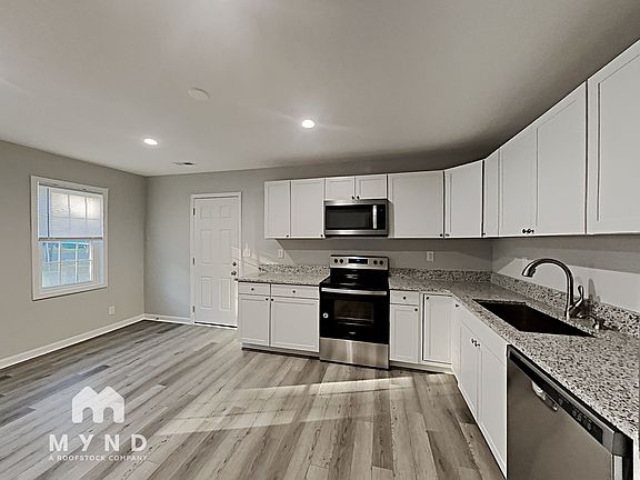 4th image of 2420 Royal Dr