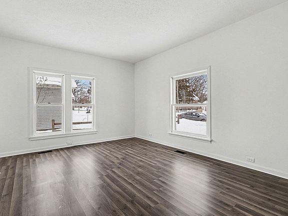 4th image of 412 Oak St