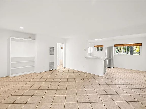 2nd image of 440 Por La Mar Dr #5