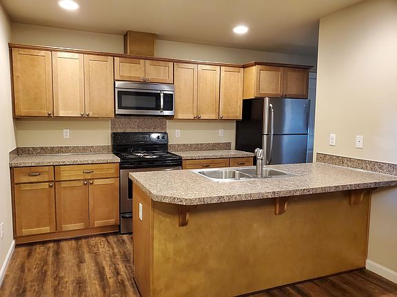 Spacious kitchen with open concept and eat-at bar. All stainless steel full size appliances.