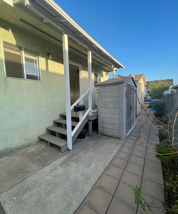 148 W Hall Ave