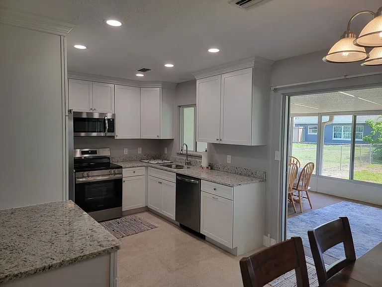 219 Crescent Ct E — Photo 16