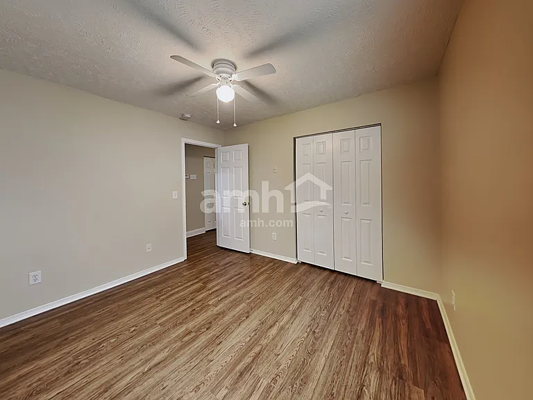 2111 Carlton Ln — Photo 15