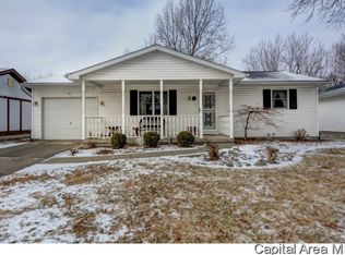 709 N Pine St, Taylorville, IL 62568