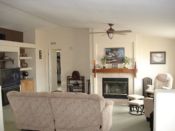 Living Rm With Fireplance