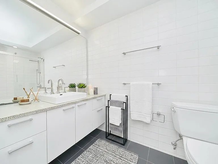 200 E 11th St #402 — Photo 8