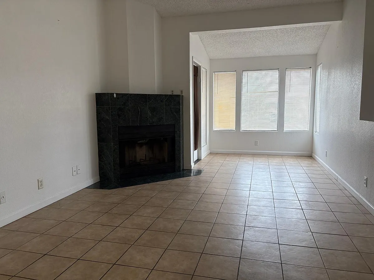 Building Photo - 1820 E Morten Ave #203