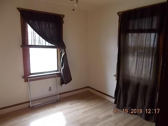 5th image of 901 N 6th Ave E