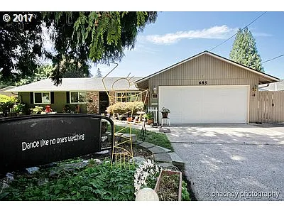685 NW Towle Ave photo 1