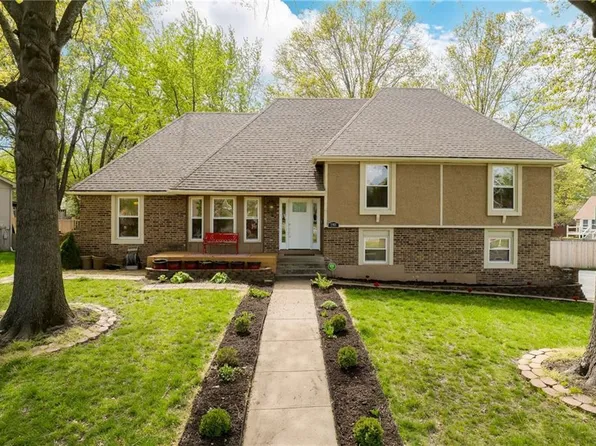 1301 S Winterbrooke Dr, Olathe, KS 66062