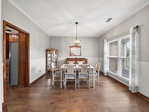 5th image of 15 Castle Heights Dr