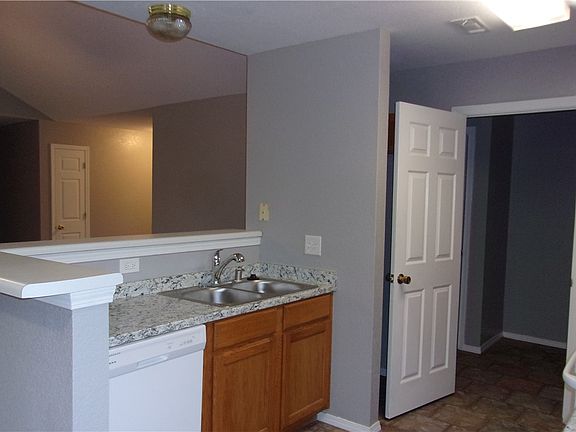 4th image of 109 Green Acres St