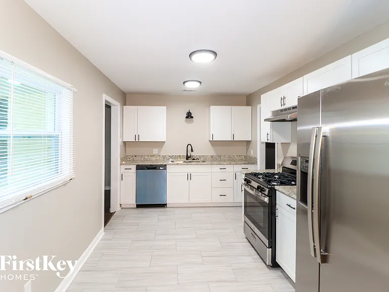 1712 Myrna Ln — Photo 5