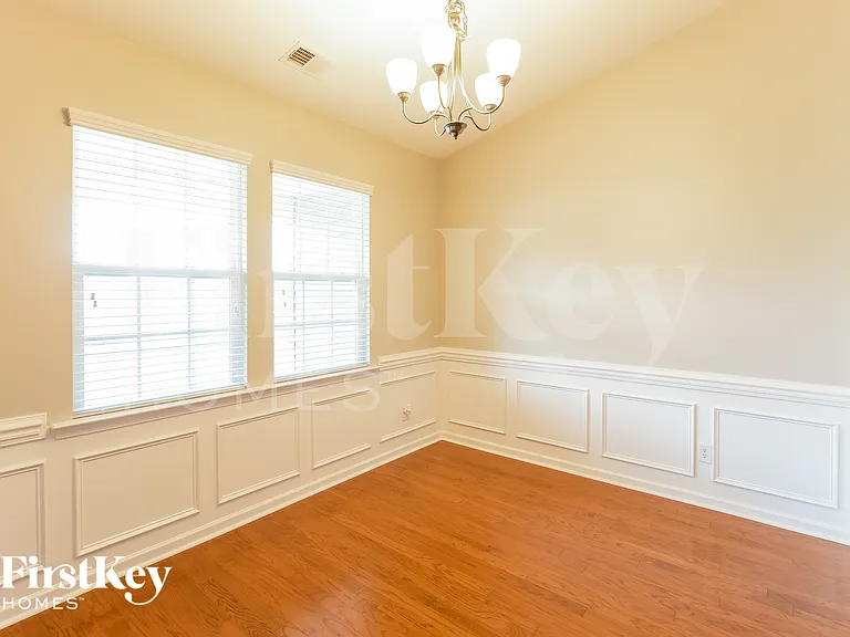 647 Redbud Ln — Photo 6