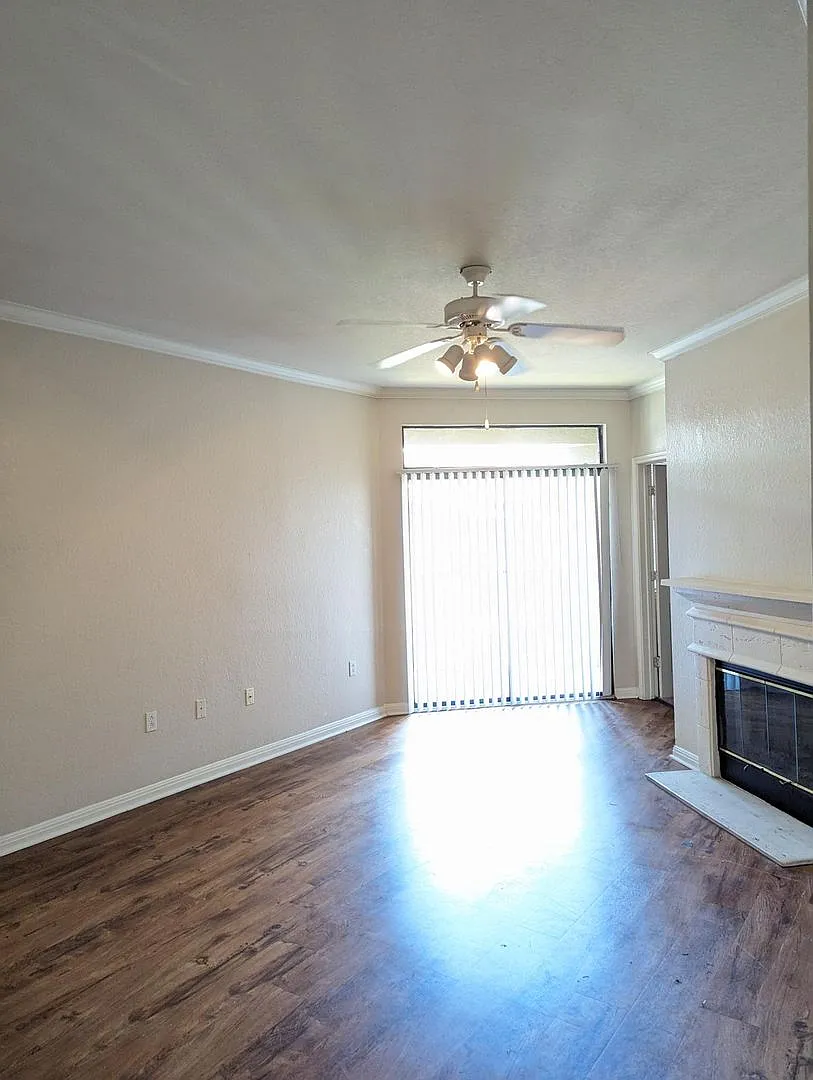 Lovely 2x2 with Balcony & washer/dryer, updated flooring & appliances — Photo 2