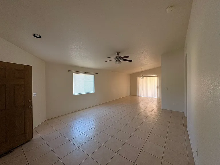 2133 W Roundwood Pl — Photo 4