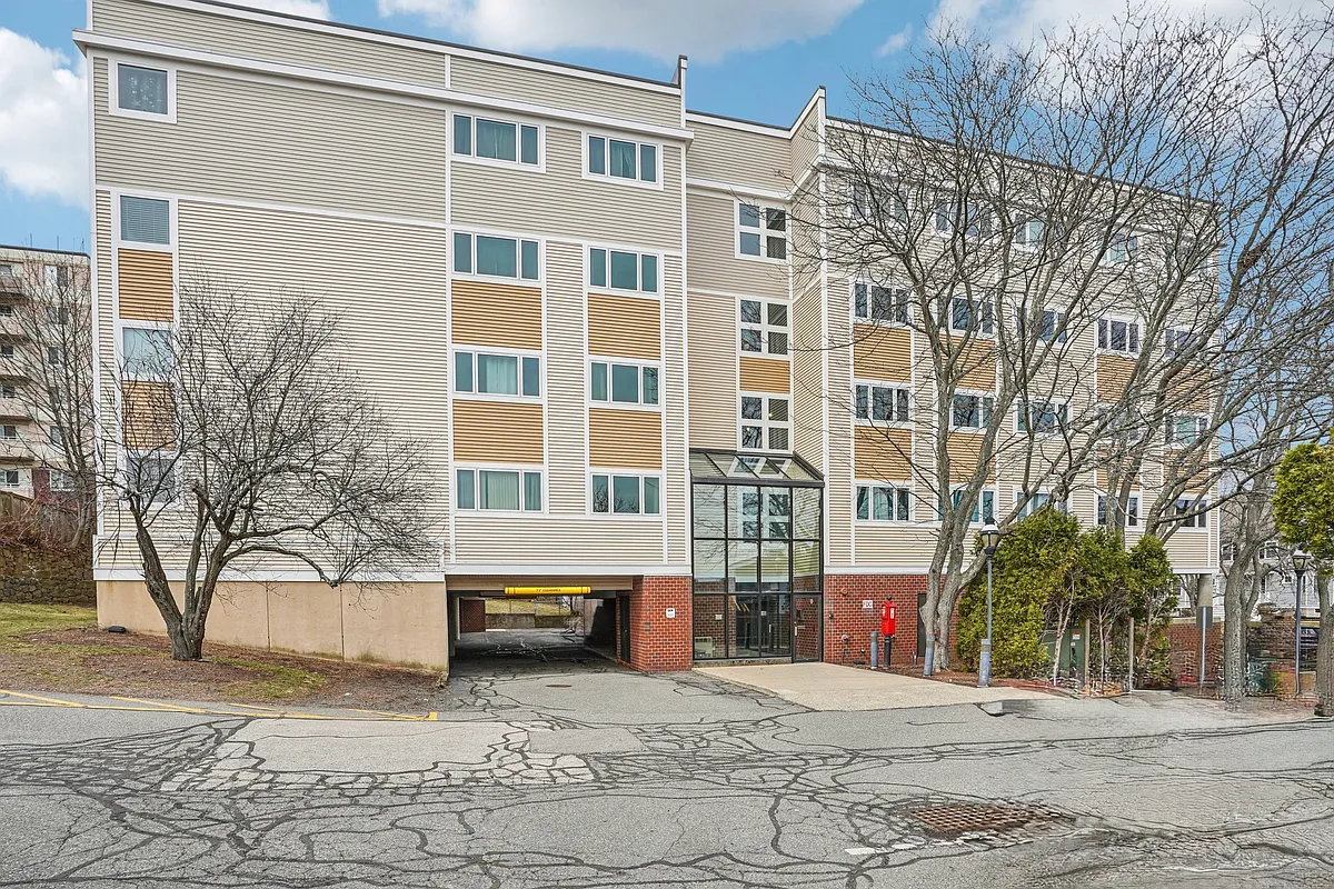 Building Photo - 35 Desmoines Rd #209