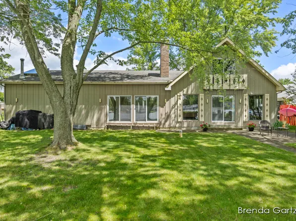 8661 Navaho Trl, Howard City, MI 49329