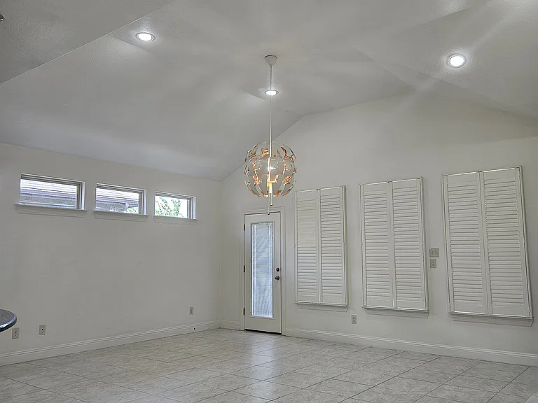 5902 Begonia Dr — Photo 2