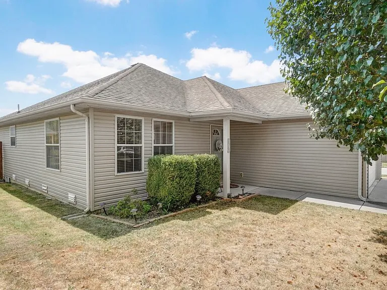 2540 W Delmar St — Photo 3