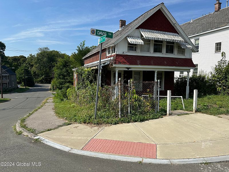 2nd image of 946 Davis Terrace