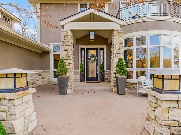580 Lakeshore Dr W, Lake Quivira, KS 66217