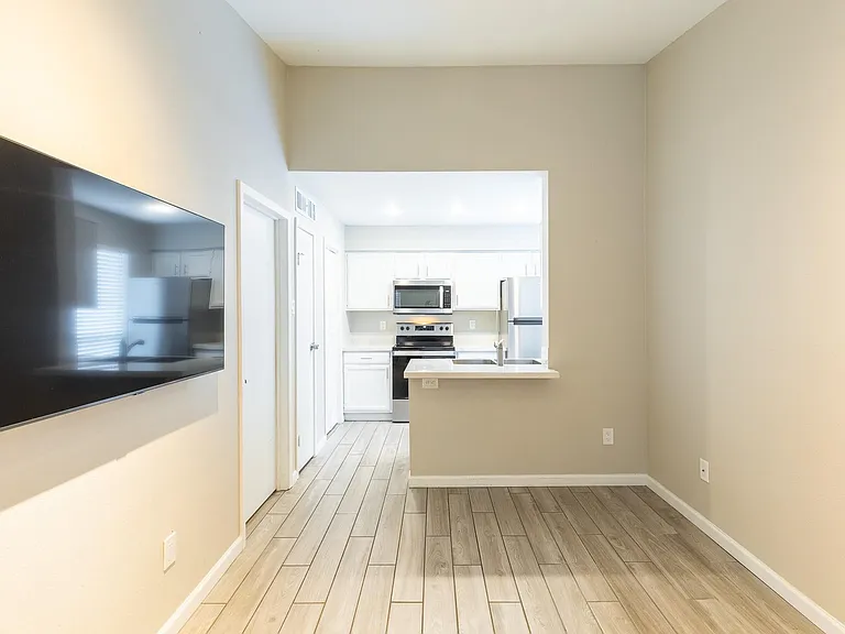 3900 Woodchase Dr #13 — Photo 10