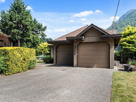 2nd image of 21313 Lakeview Cres