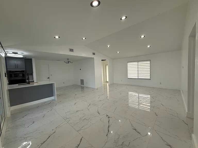 1209 NE 6th Ave — Photo 6