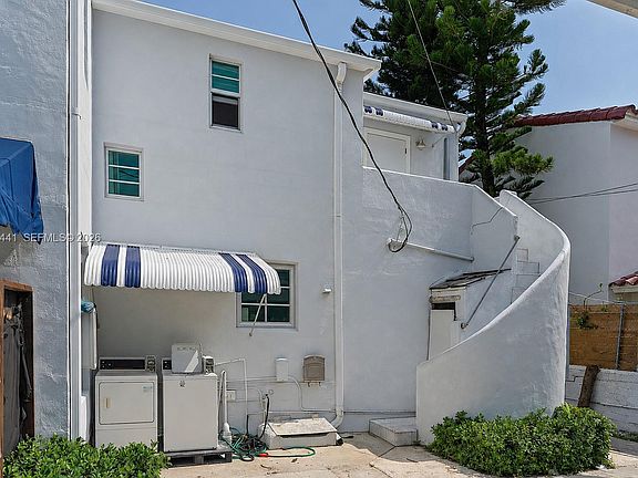 3rd image of 821 Espanola Way
