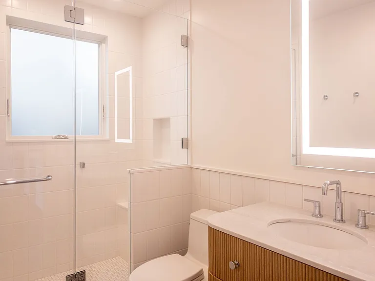 Stunning, Fully Remodeled Jr. 1bd/1ba! Remodeled! Private Deck! Parking! Laundry! Progressive! — Photo 12