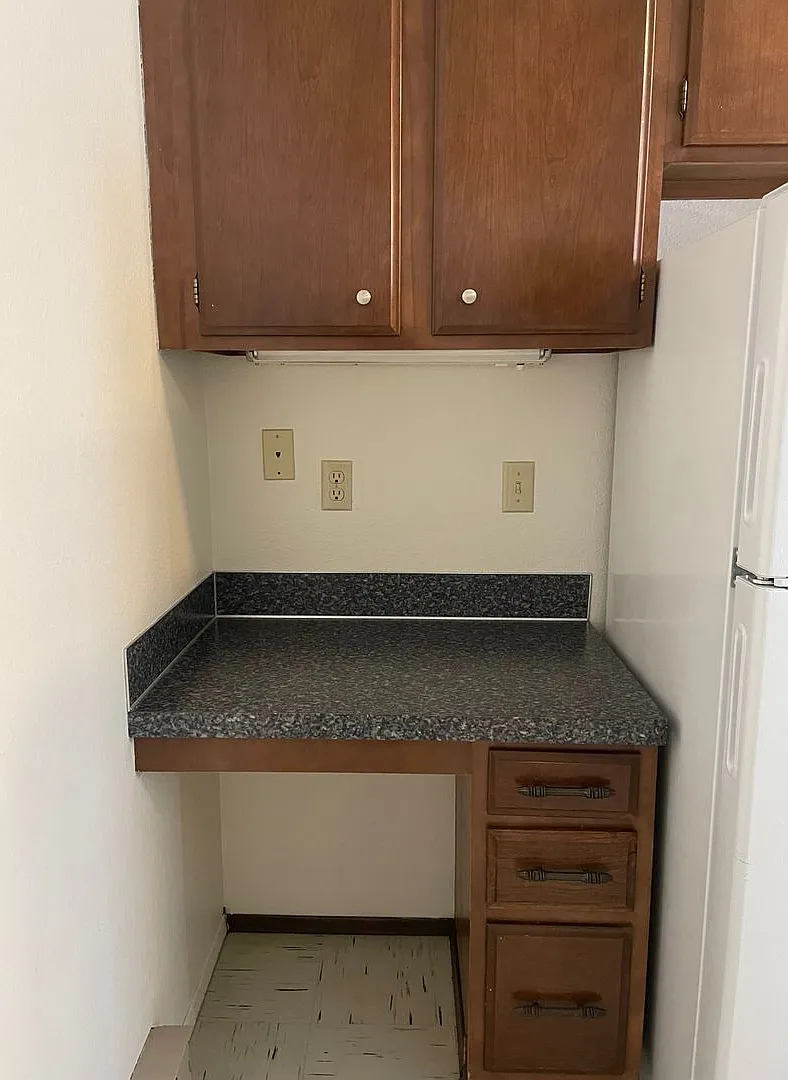 Spacious Apartments with Parking & Storage in Prime Location — Photo 4