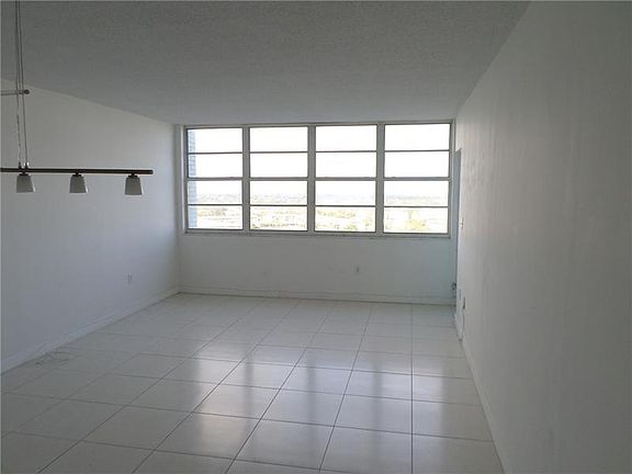 3rd image of 1301 Miami Gardens Dr APT 1404W