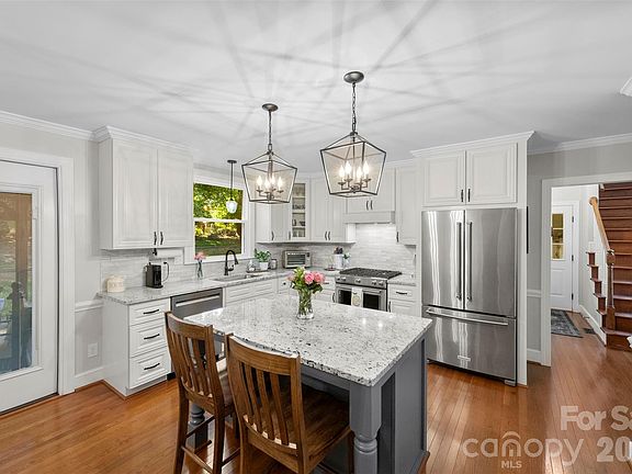 3rd image of 5061 Kentwood Dr