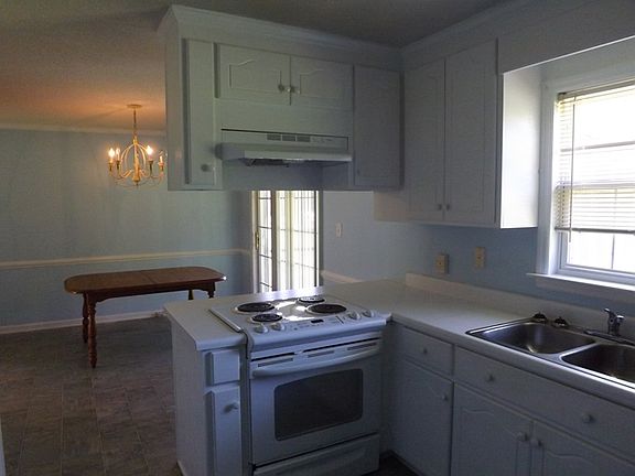 3rd image of 211 Nottingham Dr