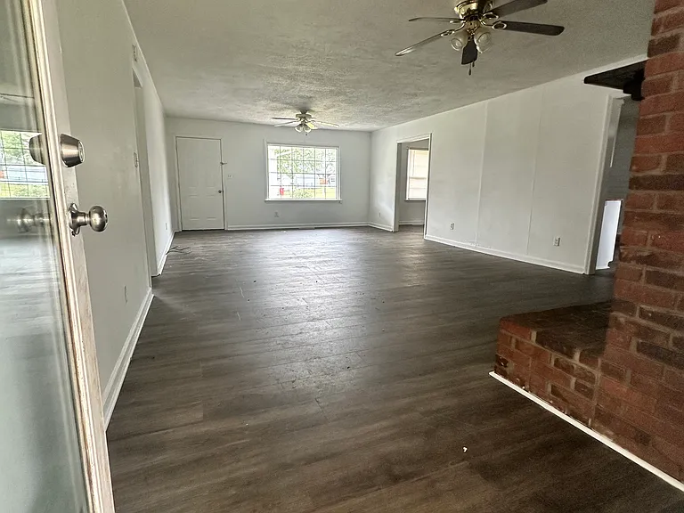 802 Oak Hurst Dr — Photo 3