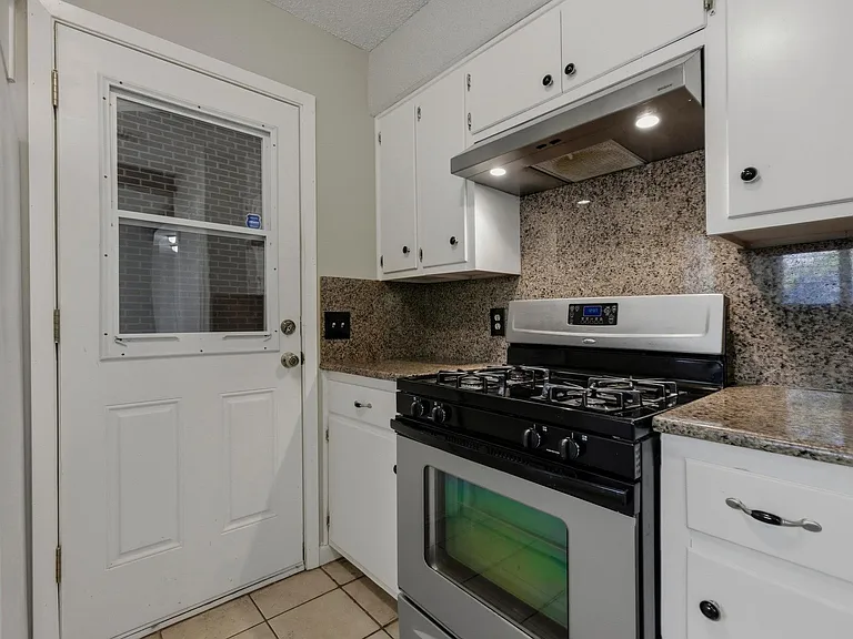 5704 Cedardale Dr — Photo 10