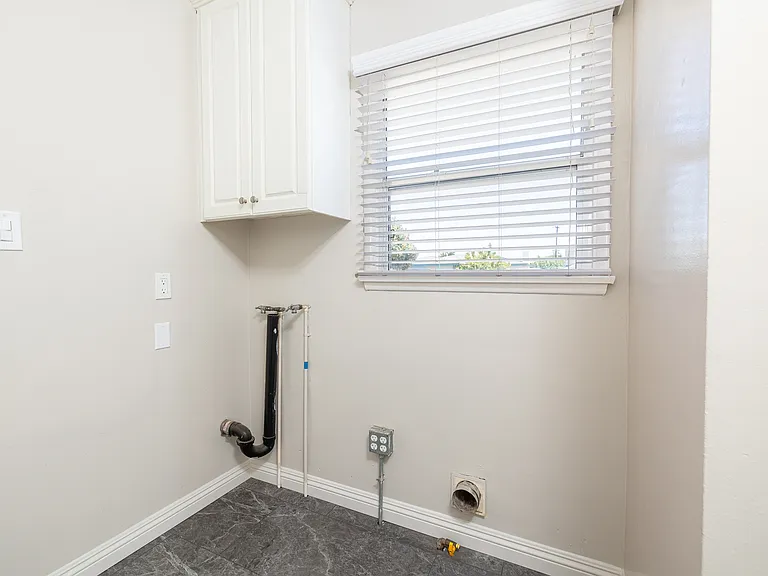 521 E Date St — Photo 16