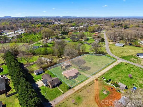 2421 35th Street Ct NE, Hickory, NC 28601